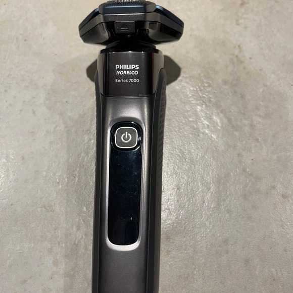 Philips Norelco Series 7000 Shaver - Picture 3 of 9
